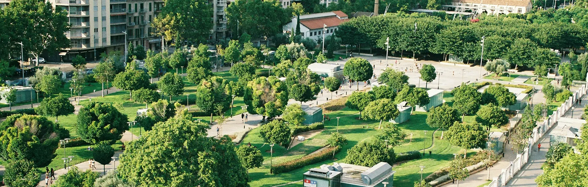 Begrünter Stadtplatz mit vielen Bäumen